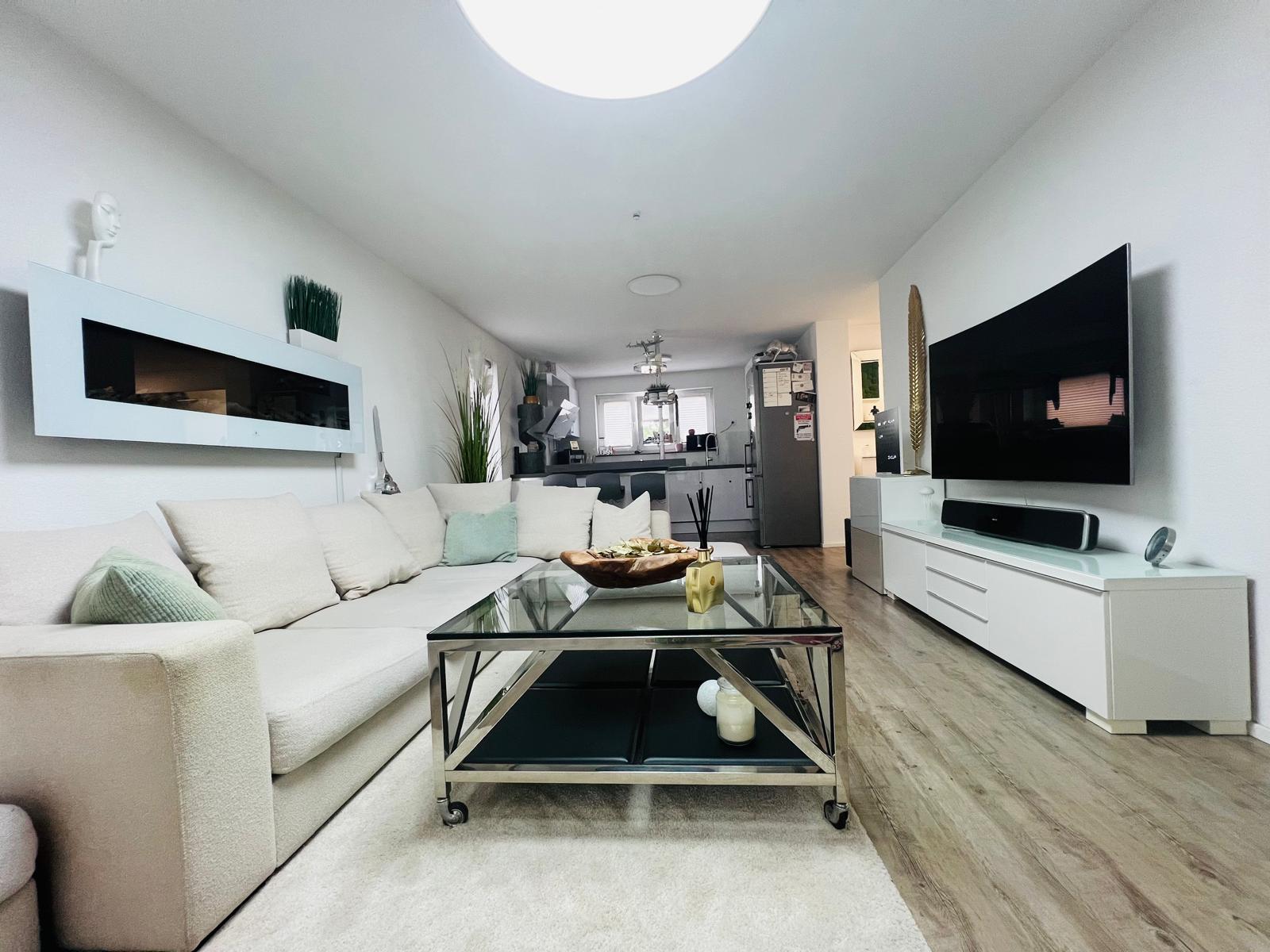 Wohnzimmer mit Blick zur offenen Küche – Erdgeschosswohnung in 72762 Reutlingen
